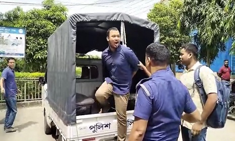 কুষ্টিয়া আদালতে ছাত্রলীগ নেতার 'জয় বাংলা, জয় বঙ্গবন্ধু' স্লোগান
