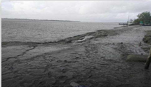 নীলডুমুরে হঠাৎ দেবে গেছে নদীর চর, এলাকায় আতঙ্ক