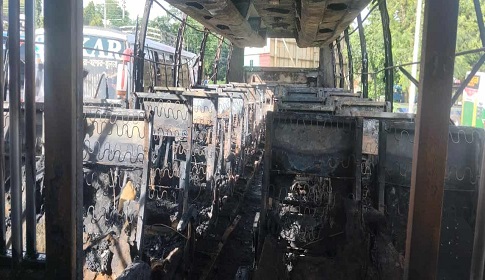রাজবাড়ীতে দুর্বৃত্তদের আগুনে পুড়ে গেছে পার্কিং করা বাস