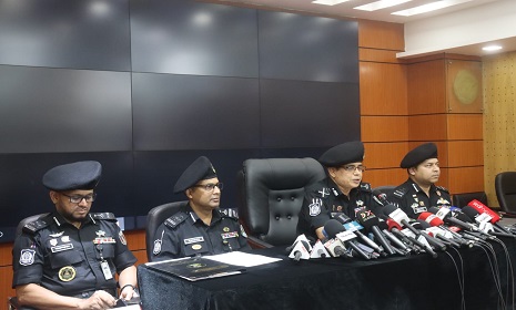 রাজধানীতে ২টি বিদেশি পিস্তল ও গুলিসহ ২জনকে গ্রেপ্তার করেছে র্যাব
