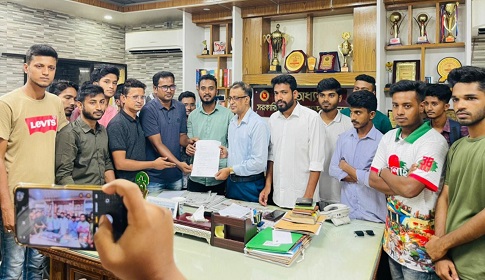 যশোর এমএম কলেজে হোস্টেল ও পরীক্ষার ফি কমানোর দাবিতে ছাত্রদলের স্মারকলিপি