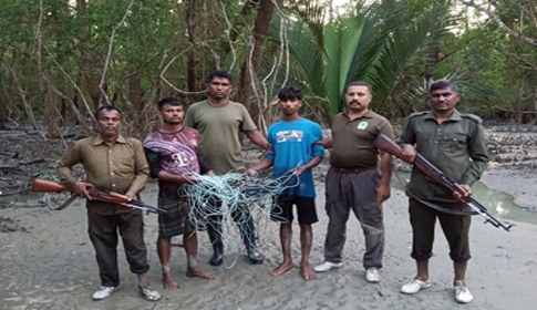 সুন্দরবনে ফাঁদসহ দুই হরিণ শিকারী আটক