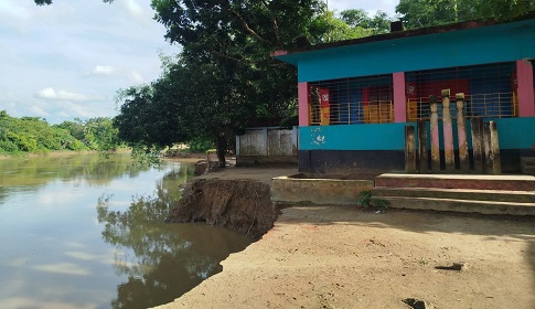 ফুলপুরে নদী ভাঙনে বিলীন হওয়ার পথে বিদ্যালয়