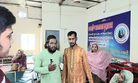সংকটে পড়া বৃদ্ধা আশ্রমের পাশে দাঁড়ালেন সমাজ সেবক আব্দুল করিম