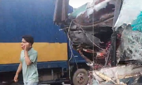 কানাইপুরে বাস-ট্রাক মুখোমুখি সংঘর্ষে আহত কমপক্ষে ৫