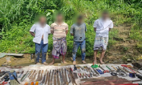 সীতাকুণ্ডে অস্ত্রের কারখানার সন্ধান, আটক ৪