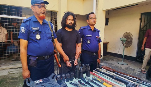 জামালপুরে বিপুল পরিমাণ দেশীয় অস্ত্রসহ যুবক আটক