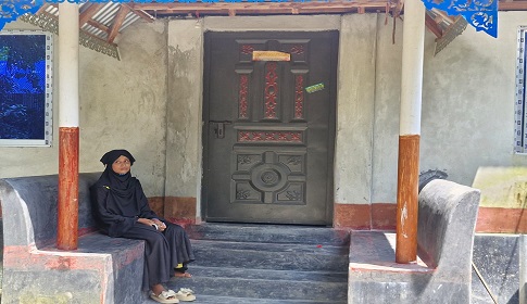 নগরকান্দায় বিয়ের দাবিতে এক সন্তানের জননীর অনশন