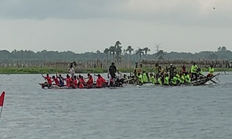 ফরিদপুরের রণকাইল পদ্মবিলে নৌকাবাইচ, গ্রামীণ উৎসবে হাজারো মানুষের ঢল