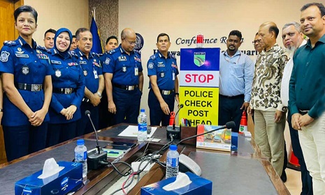 সড়কের নিরাপত্তায় কেএসআরএম’র ট্রাফিক সাইন হস্তান্তর