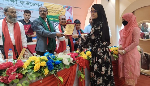 সোনারগাঁয়ে কৃতি শিক্ষার্থীকে সংবর্ধনা দিল গিয়াসউদ্দিন শিক্ষা ফাউন্ডেশন