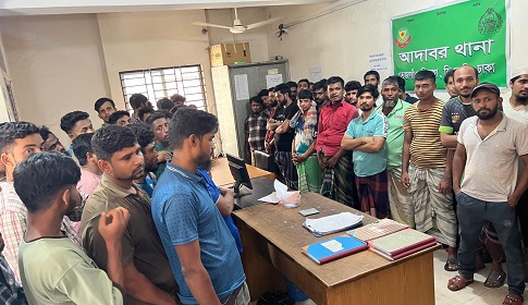 রাজধানীর আদাবরে পুলিশসহ ৩ জনকে কুপিয়ে জখমের ঘটনায় একাধিক নারীসহ গ্রেপ্তার ১০২
