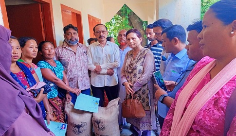 কাপ্তাইয়ে ভিডব্লিউবি কার্ডধারীদের মাঝে চাল বিতরণ