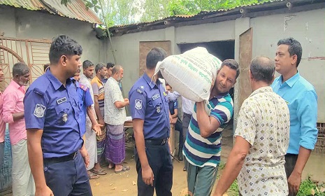 ঠাকুরগাঁওয়ে জব্দকৃত তিনশ বস্তা রাসায়নিক সার বিতরণ
