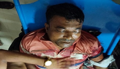 সালথায় যুবককে কুপিয়ে পায়ের পাঁচ আঙুল বিচ্ছিন্ন