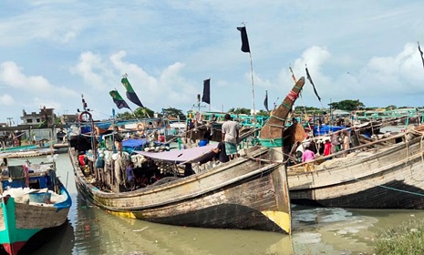 মাছ ধরা ট্রলার ও নৌকার গভীর সাগরে যেতে বাধা কাটল