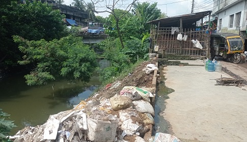 সংকটে সাতক্ষীরার প্রাণসায়রের খাল, ফের ভাগাড়ে পরিণত হওয়ার আশঙ্কা
