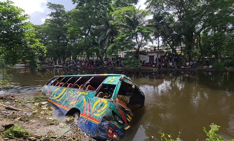 লক্ষ্মীপুরে যাত্রীবাহী বাস খালে, নিহত ৫