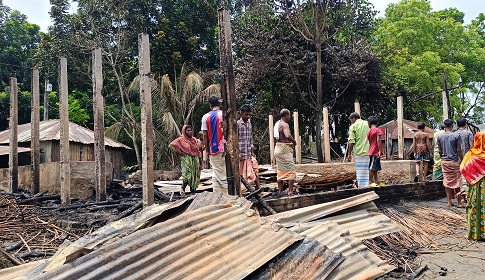 চাটমোহরে একরাতের আগুনে নিঃস্ব ৫ পরিবার