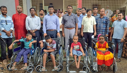 শিশু শিক্ষার্থীদের মাঝে হুইল চেয়ার বিতরণ
