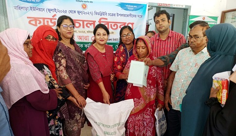 গৌরনদীতে দুই হাজার ৬১১ পরিবারের মাঝে ভিডব্লিউবি’র চাল বিতরণ