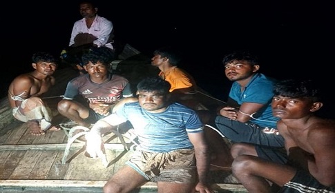 সুন্দরবনে ট্রলারসহ ৬ জেলে আটক