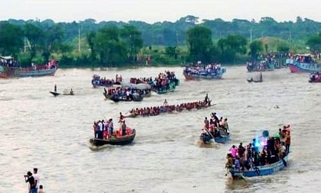 নড়াইলে ঐতিহ্যবাহী নৌকা বাইচ দেখতে মানুষের উপচে পড়া ভীড়