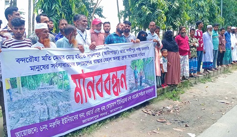 ‘রাস্তা খারাপ তাই আত্মীয় করতে চায় না অন্য এলাকার কেউ’