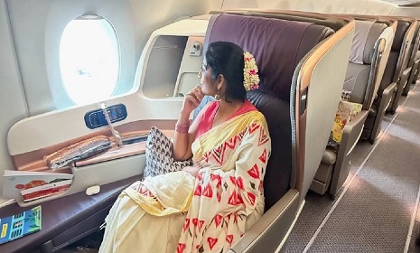 ফুল বহনের অভিযোগে বিমানবন্দরে আটক অভিনেত্রী
