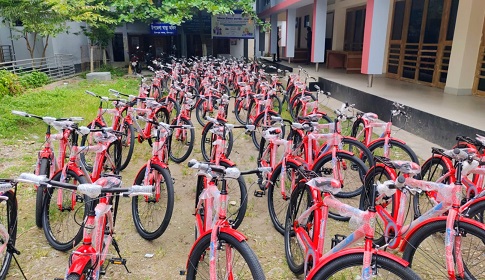কৃতী শিক্ষার্থীদের মাঝে ত্রুটিপূর্ণ সাইকেল বিতরণ