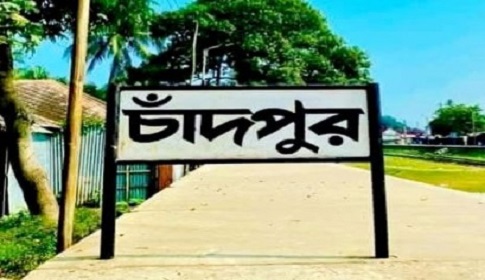 চাঁদপুর শহরে রংভিত্তিক সিএনজি-অটোবাইক চলাচল নিয়ে চালকদের বিক্ষোভ সড়ক অবরোধ
