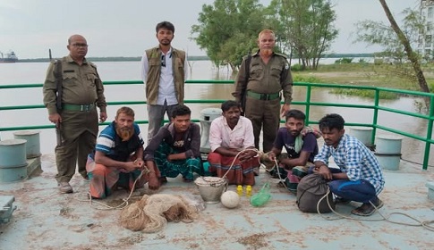 সুন্দরবনে দুটি নৌকা ও বিষসহ ৫ জেলে আটক