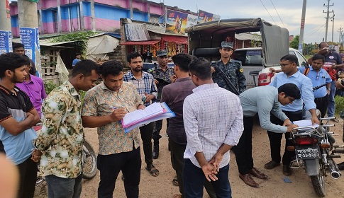 সাতক্ষীরার লাবসা বাইপাস সড়কে মোটরযানের উপর মোবাইল কোর্ট 