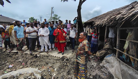 চুনকুড়ি নদীর বেড়িবাঁধে ভাঙন, ৪ পরিবার ঘর ছাড়া, পরিদর্শনে ইউএনও  