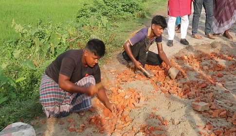 স্ব-উদ্যোগে সড়ক সংস্কার, খুশি এলাকাবাসী