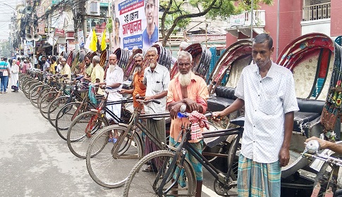 বরিশালে ব্যাটারি চালিত রিকশা বন্ধের দাবিতে মানববন্ধন