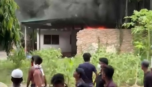 ভাঙ্গায় থানা ঘেরাও, গাড়ী ভাঙচুর, উপজেলা অফিসে হামলা, আগুন