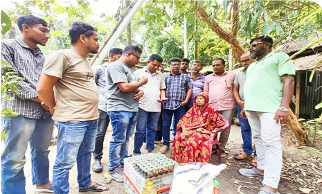 নড়াইলে অন্ধ ও অসহায় বিধবার পাশে বিএনপি'র নেতৃবৃন্দ 
