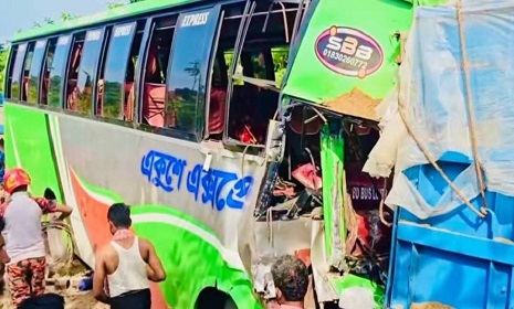 সোনাইমুড়ীতে দাঁড়িয়ে থাকা ট্রাকে বাসের ধাক্কা, চালক নিহত, আহত ১২