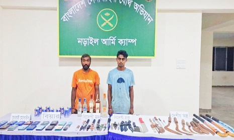 সেনা অভিযানে অস্ত্র, বিদেশি মদসহ চোরাই মোবাইল জব্দ, আটক ২
