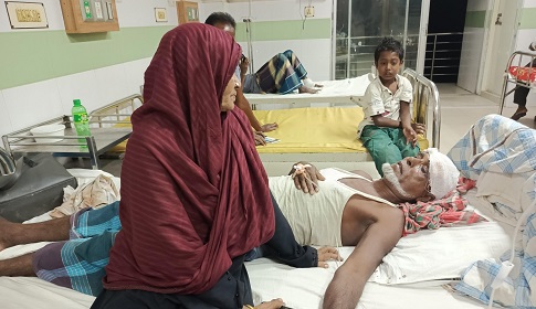 সম্পত্তি লিখে না দেওয়ায় দুই ছেলের নির্যাতনে হাসপাতালে বাবা  