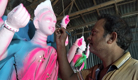 রং তুলির আঁচড়ে সেজে উঠছে দেবী দুর্গা