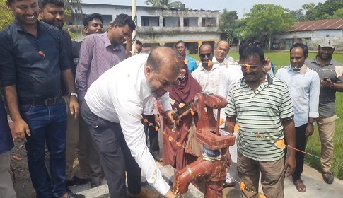 বাগেরহাটে স্কুলে সুপেয় পানির ব্যবস্থা করলেন বিএনপি নেতা 