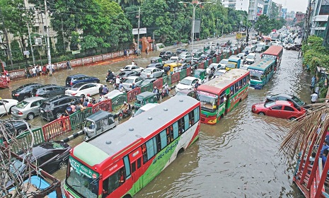 রাজধানীতে ১০৫ মিলিমিটার বৃষ্টি, জলাবদ্ধতায় যানজট-ভোগান্তি