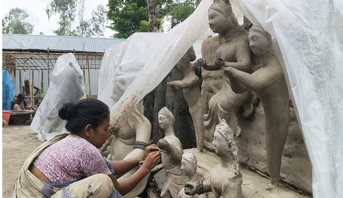 সংসার সামলিয়ে প্রতিমা গড়ছেন নারী শিল্পীরা