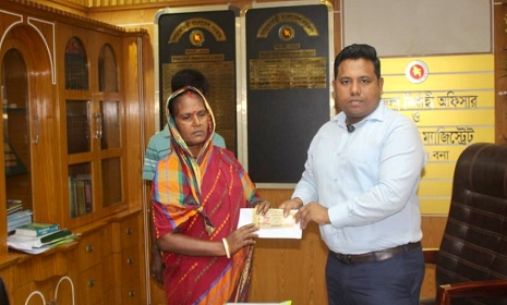 ঈশ্বরদীতে প্রতারণার শিকার হিন্দু সম্প্রদায়ের ৩৬ পরিবারকে সহযোগিতা দান