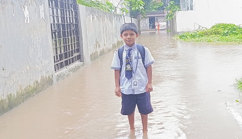 গোপালগঞ্জ শহরের ৬০০ মিটার সড়কে পানি জমে দুর্ভোগ