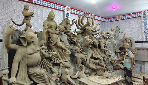 সাতক্ষীরায় রঙ-তুলির আঁচড়ে প্রতিমা রাঙাতে ব্যস্ত মৃৎশিল্পীরা