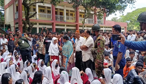 অভিযোগ অস্বীকার প্রধান শিক্ষকের, শিক্ষার্থীদের প্রতিবাদে উত্তেজনা, হামলা