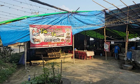 ফিরিঙ্গিবাজারে সড়ক দখল করে ‘ওরশ বিরিয়ানি’র দোকান